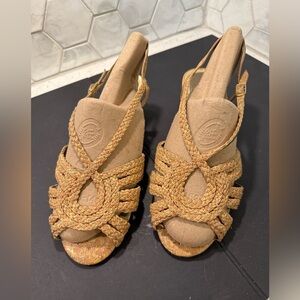Soft Style Hush Puppies Strappy Tan Gold Woman’s Sandals Size 9.5 W Braided